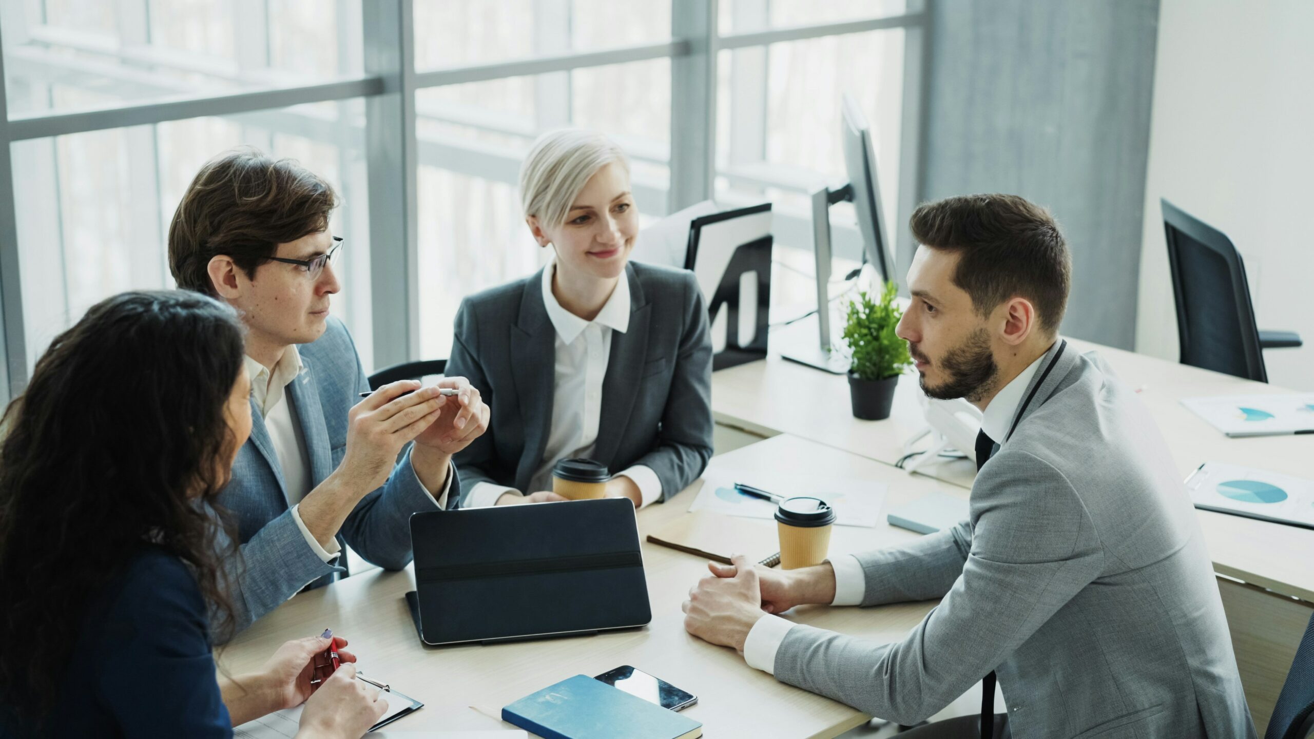 Réunion de travail entre un entrepreneur et son expert-comptable
